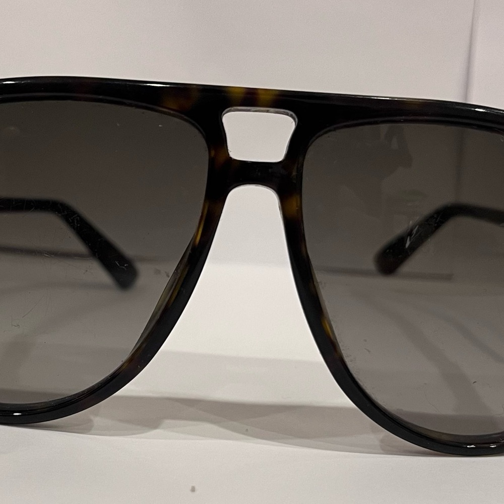 Gucci Tortoiseshell Frame Sunglasses with Dark Gray Lenses
